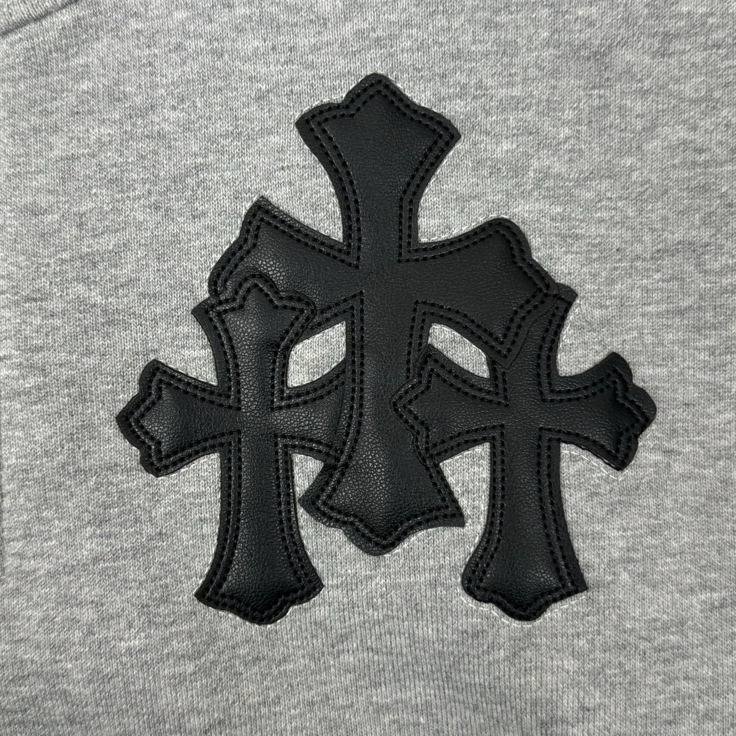 P406 Chrome Heart FW25 leather cross half-zip sweatshirt Size: S/M/L/XL Made of high-weight pure cotton terry fabric Pre-shrunk to ensure wearing stability Three-dimensional leather cross label Half-zip neckline with dagger-shaped zipper pull Combined with curved hem tailoring and kangaroo pocket